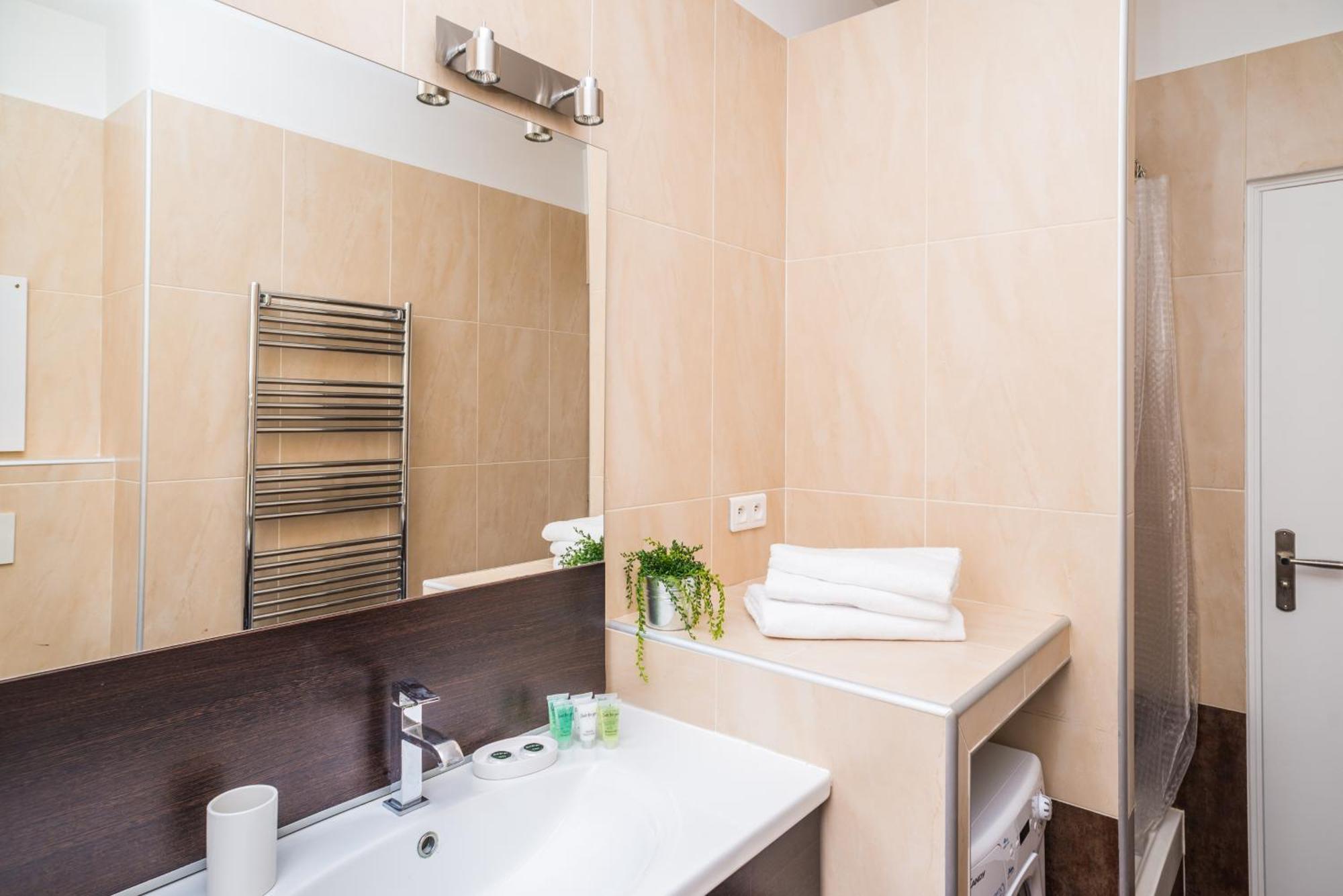 Modern 2-Bedroom City Center Apartment Ницца Экстерьер фото